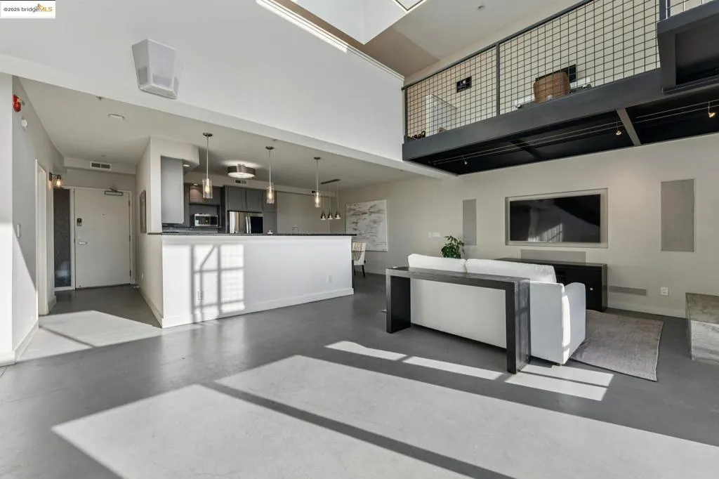 850 W Grand Ave 17, Oakland, California 94607 home-pic-8